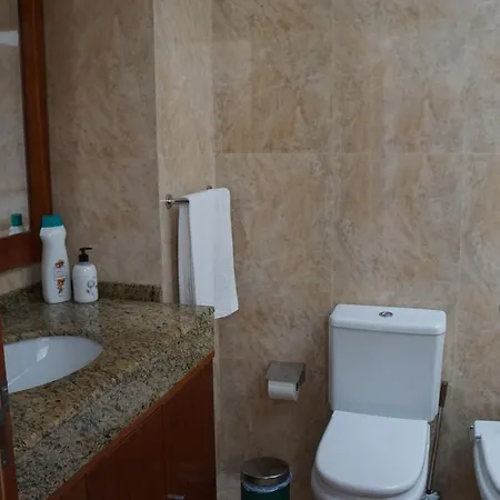 Prázdninový dům Moradia, 4 Quartos, A 200 Metros Da Praia Perafita